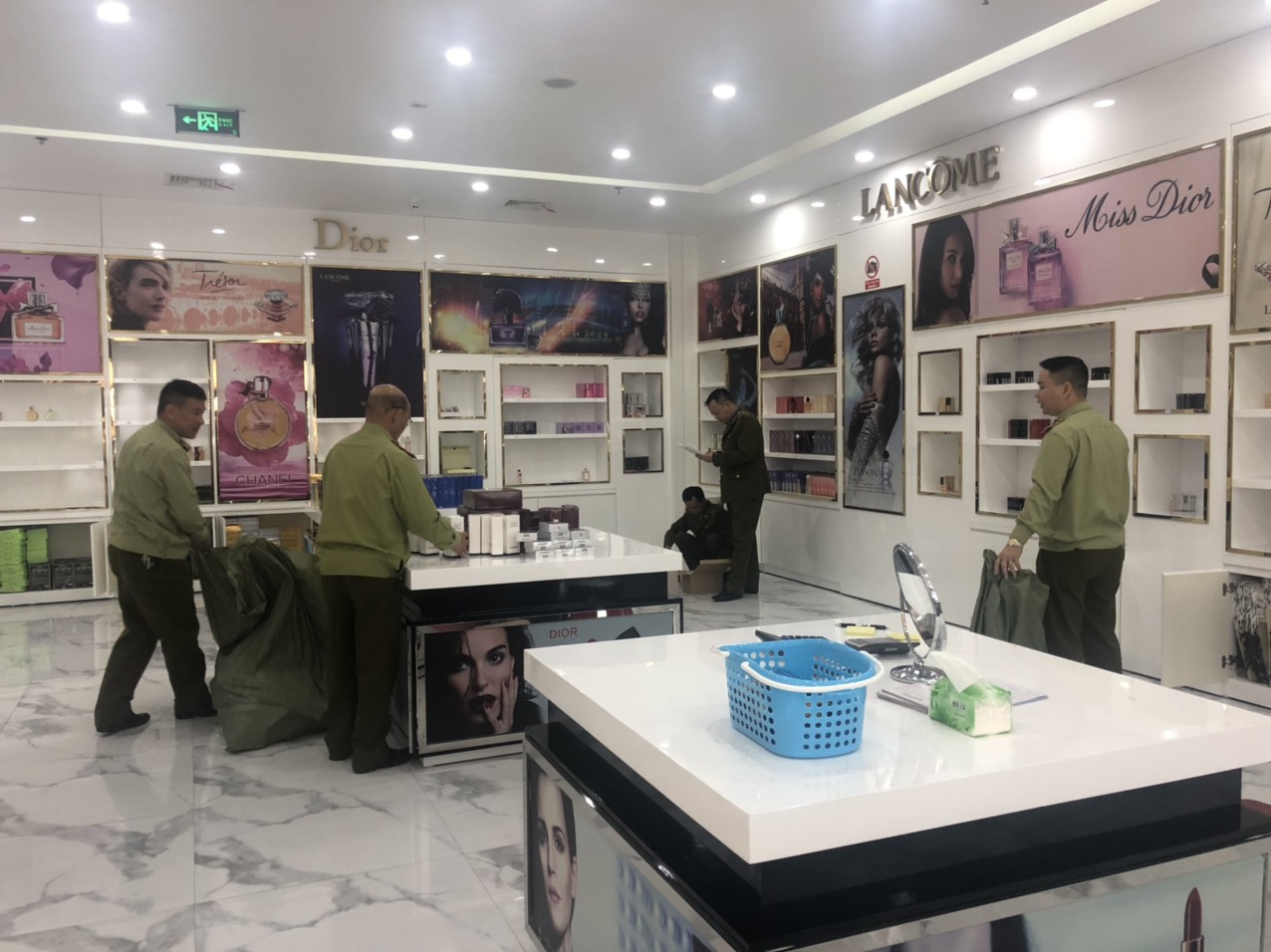 Lực lượng chức năng tiến hành kiểm đếm hàng hóa